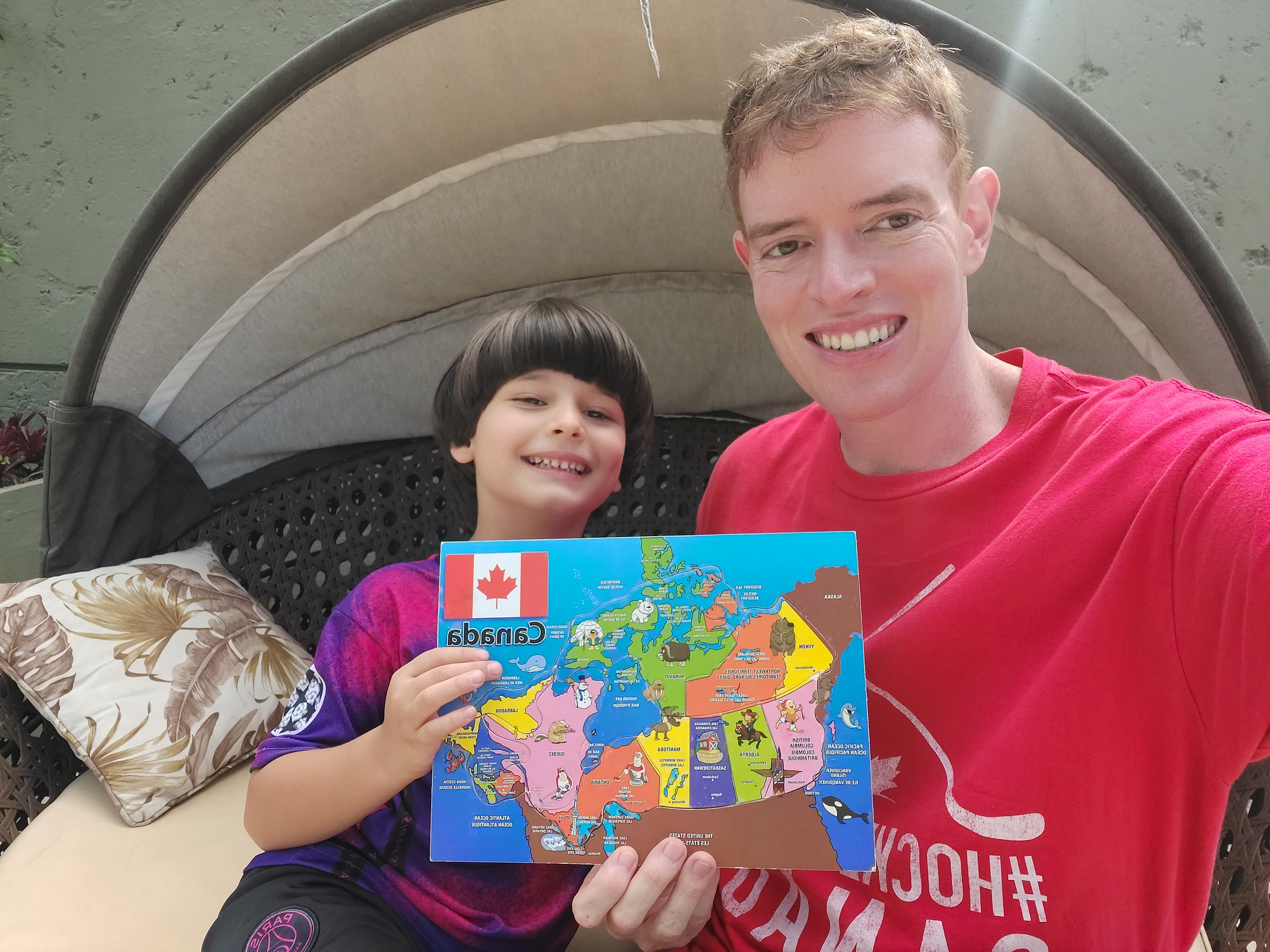 Crianças em acampamento canadense mostrando bandeira do Canadá